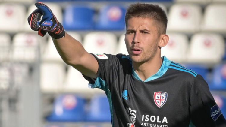 Penjaga gawang muda milik Cagliari, Guglielmo Vicario.