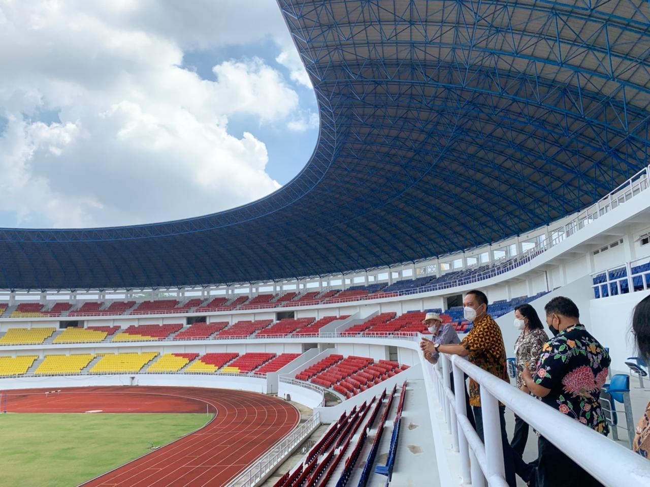 CEO PSIS, Yoyok Sukawi saat melakukan kunjungan ke Stadion Jatidiri dengan didampingi tim BPPLOP Jateng yang juga Pengelola Stadion.