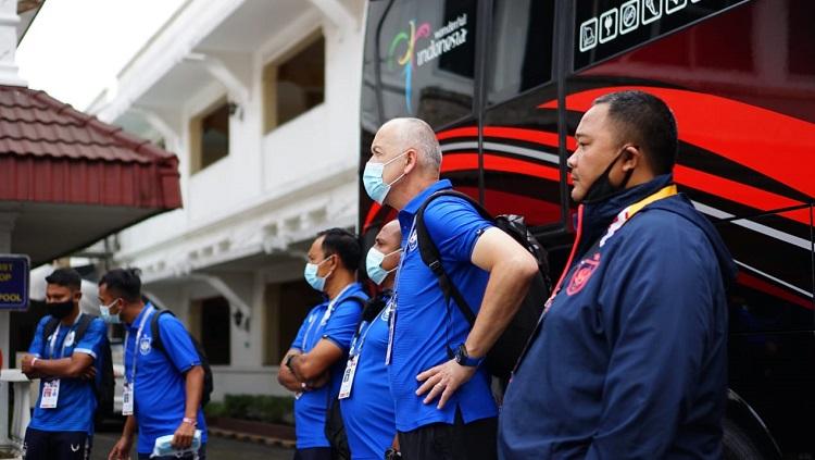 GM PSIS Semarang, Wahyoe Winarto bersama jajaran pelatih ketika melakukan briefing sebelum babak delapan besar Piala Menpora 2021.