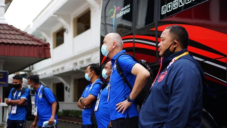 GM PSIS Semarang, Wahyoe Winarto bersama jajaran pelatih ketika melakukan briefing sebelum babak delapan besar Piala Menpora 2021. - INDOSPORT