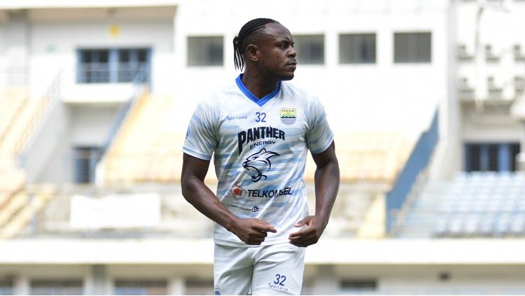Victor Igbonefo menyayangkan laga Persib vs Arema pada Kamis (23/02/23) digelar tanpa penonton. Foto: Arif Rahman/INDOSPORT.