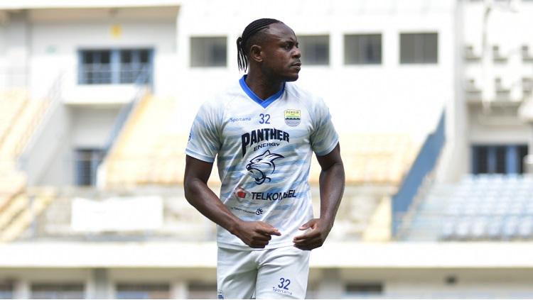 Bek Persib Bandung, Victor Igbonefo, saat berlatih di Stadion GBLA, kota Bandung, beberapa waktu lalu. Copyright: Arif Rahman/INDOSPORT