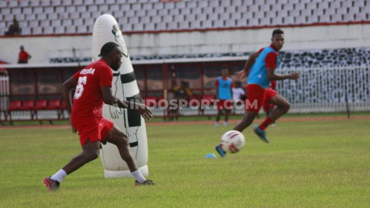 Kapten Persipura Jayapura, Boaz Solossa saat berlatih bersama rekan-rekannya di Stadion Mandala, Papua, Jumat (16/04/21).