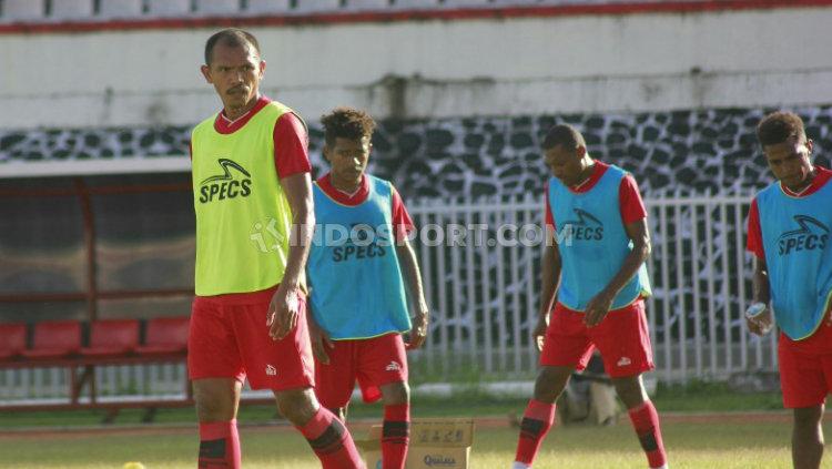 Bek Senior Persipura saat menjalani latihan bersama rekan-rekannya di Stadion Mandala, Jumat (16/04/21).