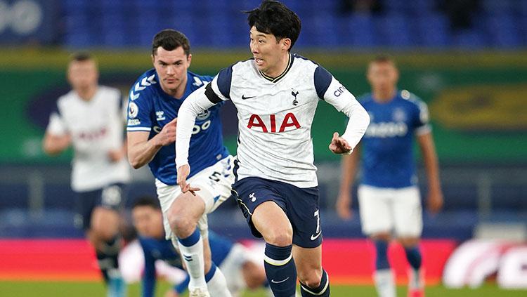 Son Heung-min ditempel ketat oleh Michael Keane. Copyright: Twitter.com/SpursOfficial