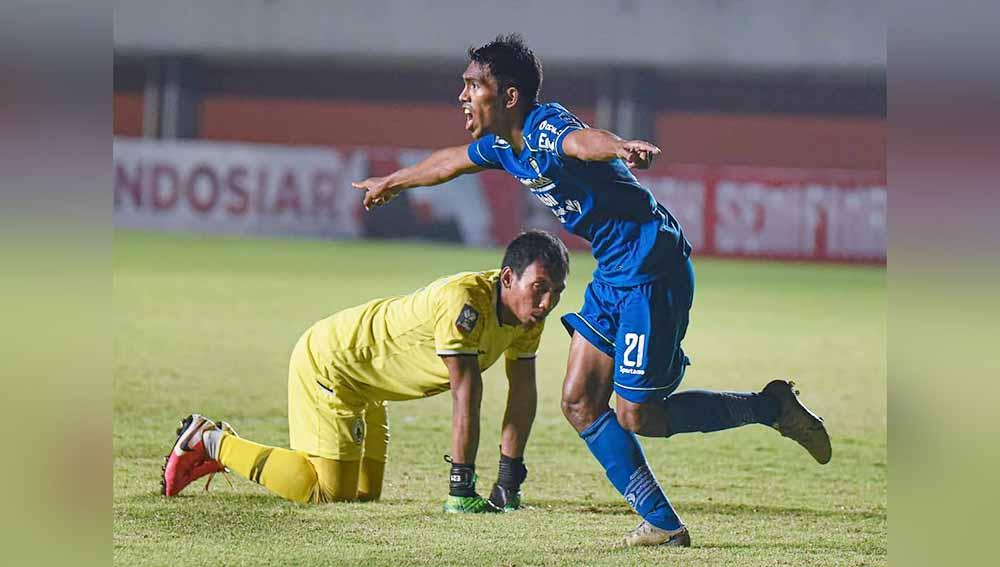 Pemain Persib, Frets Butuan berselebrasi usai mencetak gol pada pertandingan antara Persib Bandung vs PSS Sleman di Piala Menpora 2021. Copyright: Instagram@persib