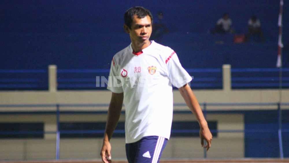 Bek senior Persipura Jayapura, Ricardo Salampessy, mengaku timya sangat fokus menghadapi laga kontra Barito Putera di Liga 1. - INDOSPORT