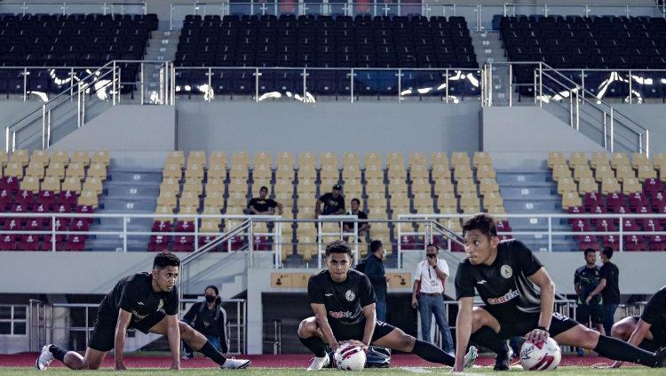 Irkham Mila saat berlatih bersama PSS Sleman di Stadion Manahan Solo.