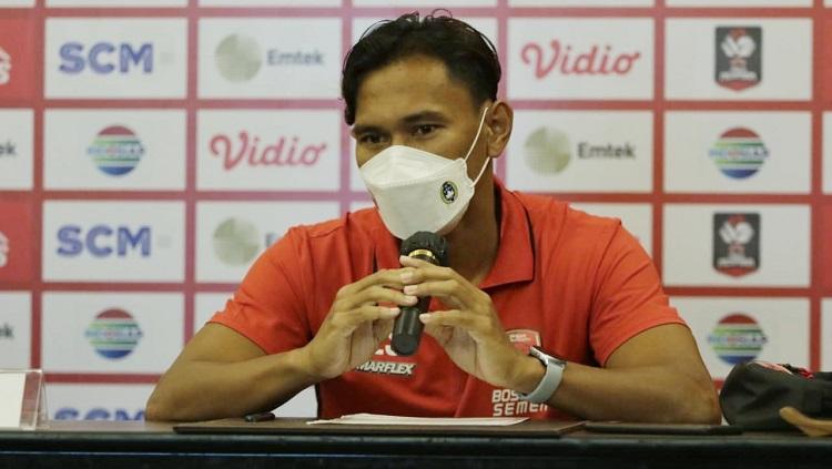 Wakil kapten klub PSM Makassar Zulkifli Syukur, menggalang dukungan dan doa dari suporter setianya sebelum melawan Persik Kediri di ajang BRI Liga 1 2021/2022. - INDOSPORT