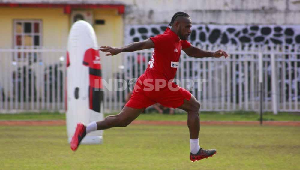 Kapten Persipura Jayapura, Boaz Solossa ketika berlatih.