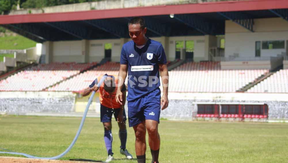 Gelandang Persipura Jayapura, Muhammad Tahir usai berlatih bersama rekan-rekannya.
