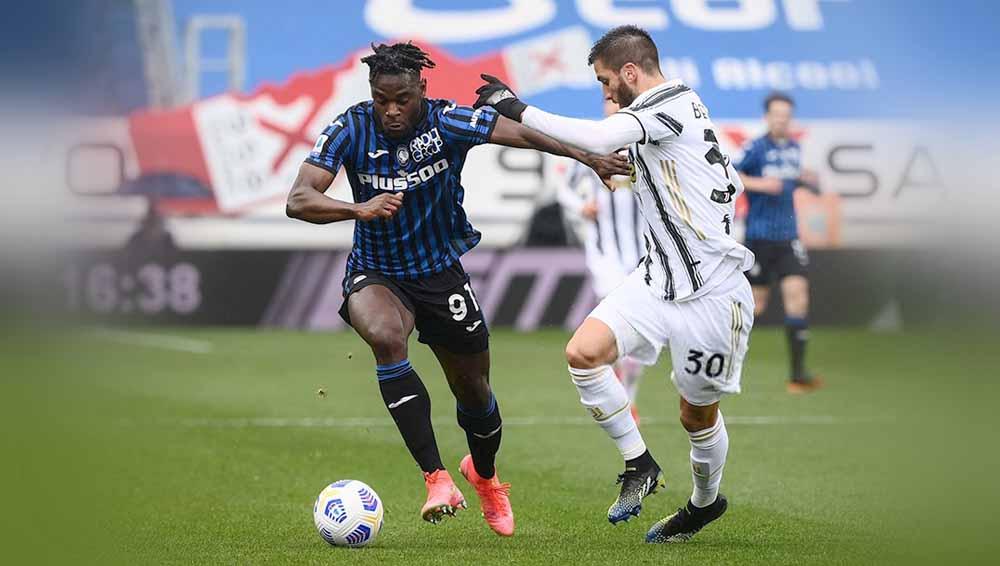 Duel pemain Atalanta, Duvan Zapata dengan pemain Juventus Rodrigo Bentancur pada Serie A Italia Atalanta vs Juventus, Minggu (18/04/21).