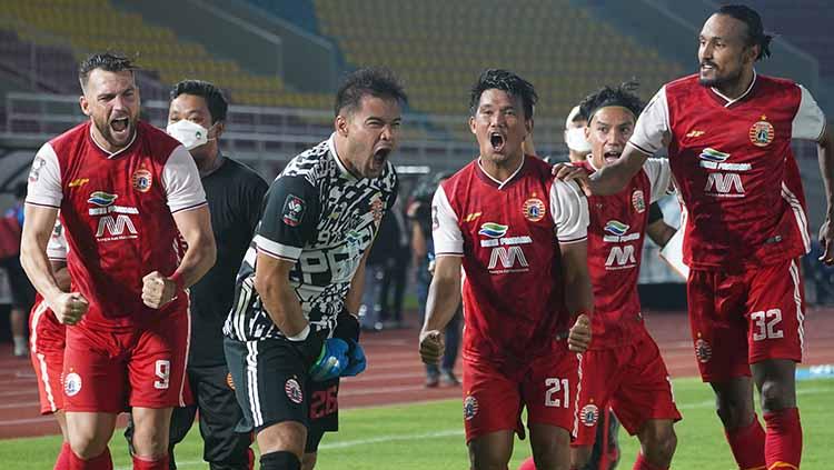 Selebrasi para pemain Persija Jakarta usai menang adu penalti dari PSM Makassar pada laga leg kedua semifinal Piala Menpora 2021 di Stadion Manahan Solo, Minggu (18/04/21).