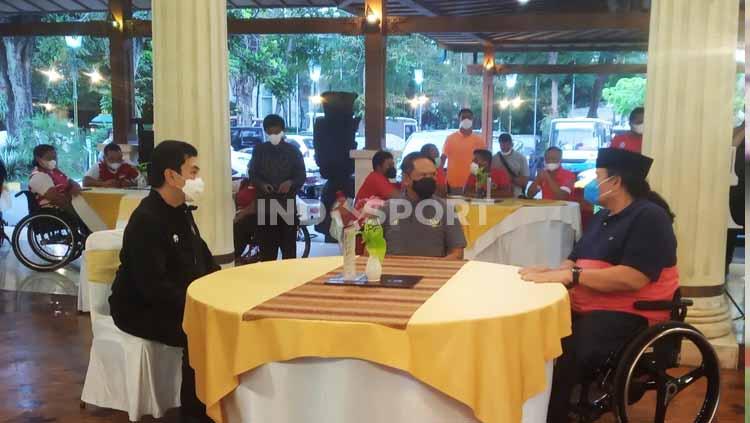 Menpora RI Zainudin Amali (tengah) saat berbincang dengan Presiden NPC Indonesia (kanan), Senny Marbun di Solo, Minggu (18/4/21) sore. - INDOSPORT