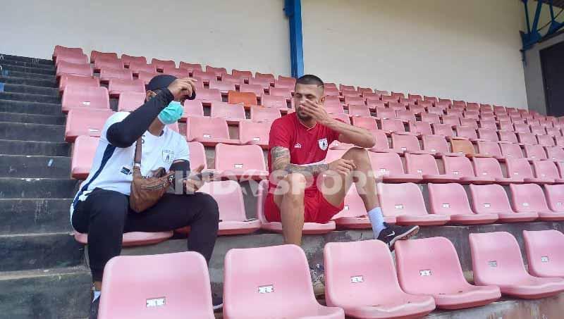 Bek asal Brasil, Caio Ruan saat berdiskusi dengan dokter tim Persipura, Benny Suripatty.