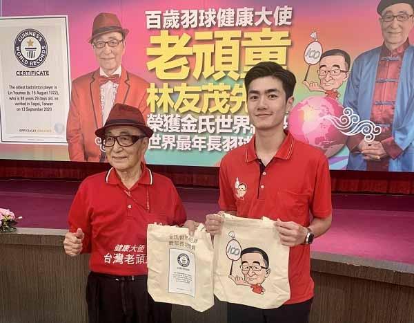 Pebulutangkis 98 Tahun Asal Chinese Taipei, Lin You-mao dinobatkan oleh Guinness World Records sebagai pemain bulu tangkis tertua di dunia. Copyright: taiwannews