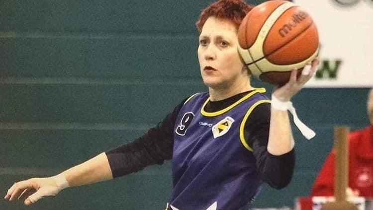 Wanita Inggris bernama Fiona Carey berhasil bertahan dari serangan 8 jenis kanker. Hebatnya, ia kini menjadi atlet basket kursi roda dan bahkan menjadi kapten. - INDOSPORT