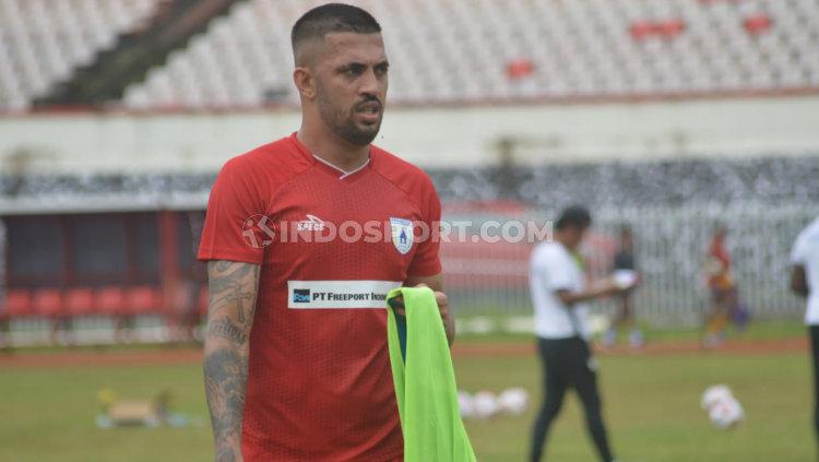 Bek asal Brasil, Caio Ruan diakabrkan batal berkostum Persipura Jayapura.