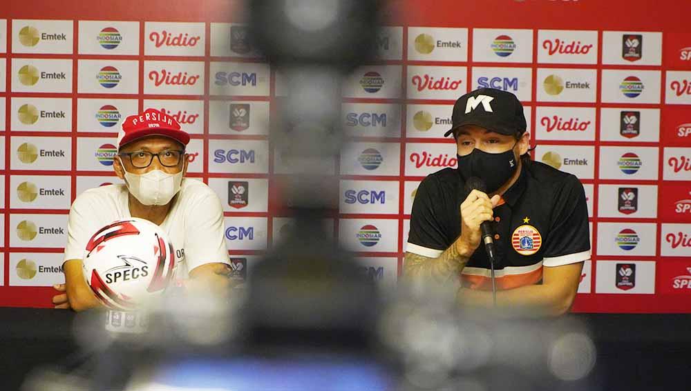 Pelatih Persija Jakarta, Sudirman beserta Pemain Persija Jakarta, Marc Klok di sesi konferensi pers jelang laga melawan Persib Bandung.