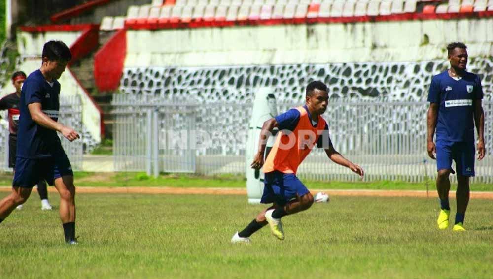 Gelandang Muda Persipura Jayapura, Todd Rivaldo Ferre (rompi orange) saat berlatih bersama rekan-rekannya.