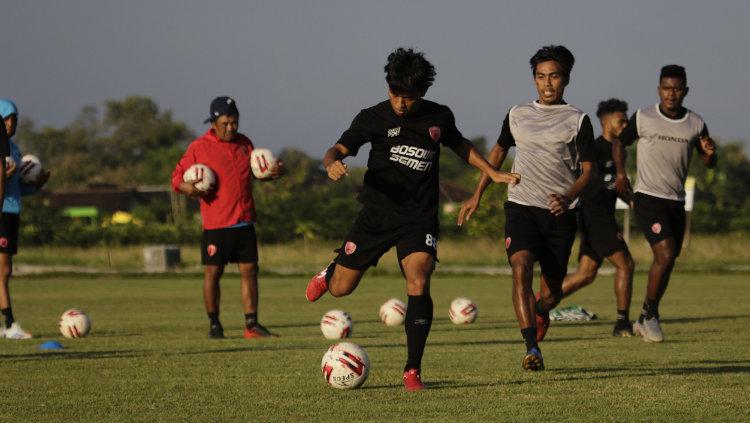 Skuat PSM Makassar berlatih di Lapangan Sapen, Karanganyar.