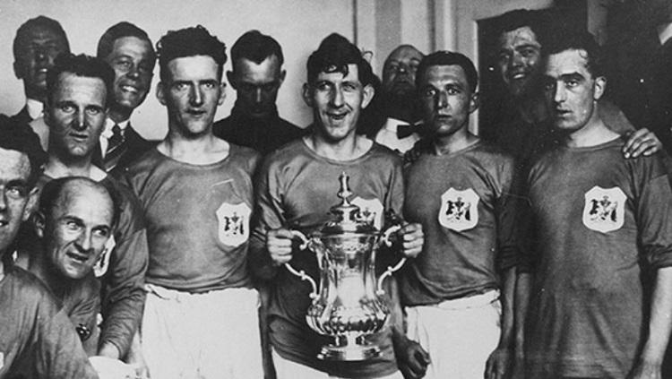 Cardiff City menjuarai Piala FA usai mengalahkan Arsenal di final, 23 April 1927.