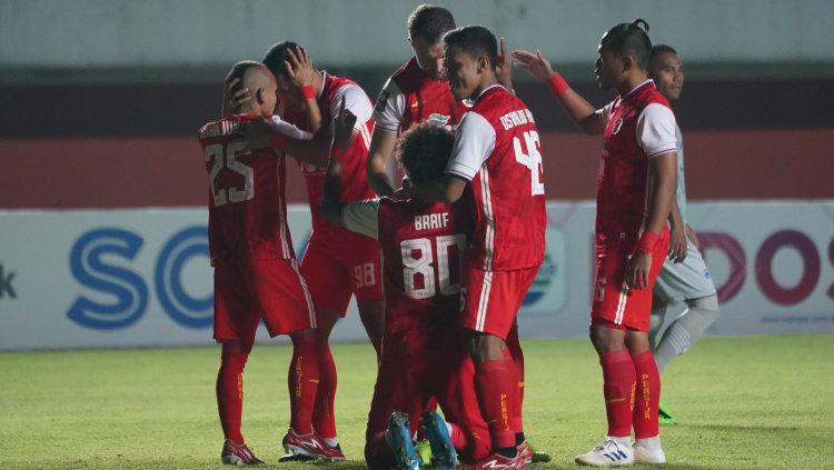 Selebrasi Braif Fatari (tengah) usai mencetak gol cepat ke gawang Persib di leg pertama babak final Piala Menpora 2021. - INDOSPORT
