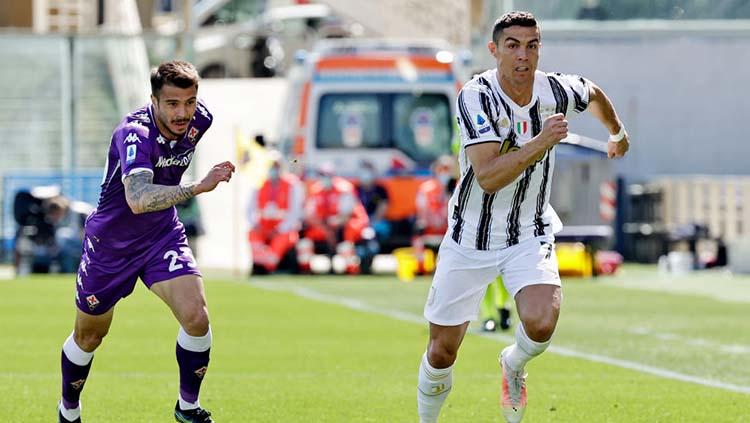 Aksi Cristiano Ronaldo (kanan) di laga Fiorentina vs Juventus. Copyright: Ciro de Luca/Soccrates/Getty Images