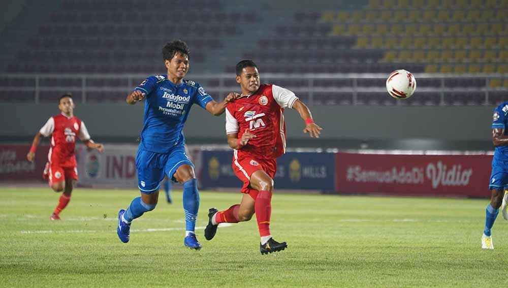 Aksi striker Persija Taufik Hidayat melewati bek Persib Achmad Jufrianto pada leg kedua final Piala Menpora 2021 di Stadion Manahan Solo, Minggu (25/04/21).