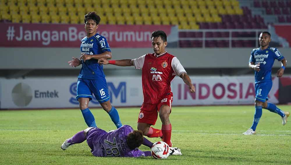 Aksi Striker Persija Osvaldo Haay sempat digagalkan oleh kiper Persib I Made Wirawan pada leg kedua final Piala Menpora 2021 di Stadion Manahan Solo, Minggu (25/04/21).