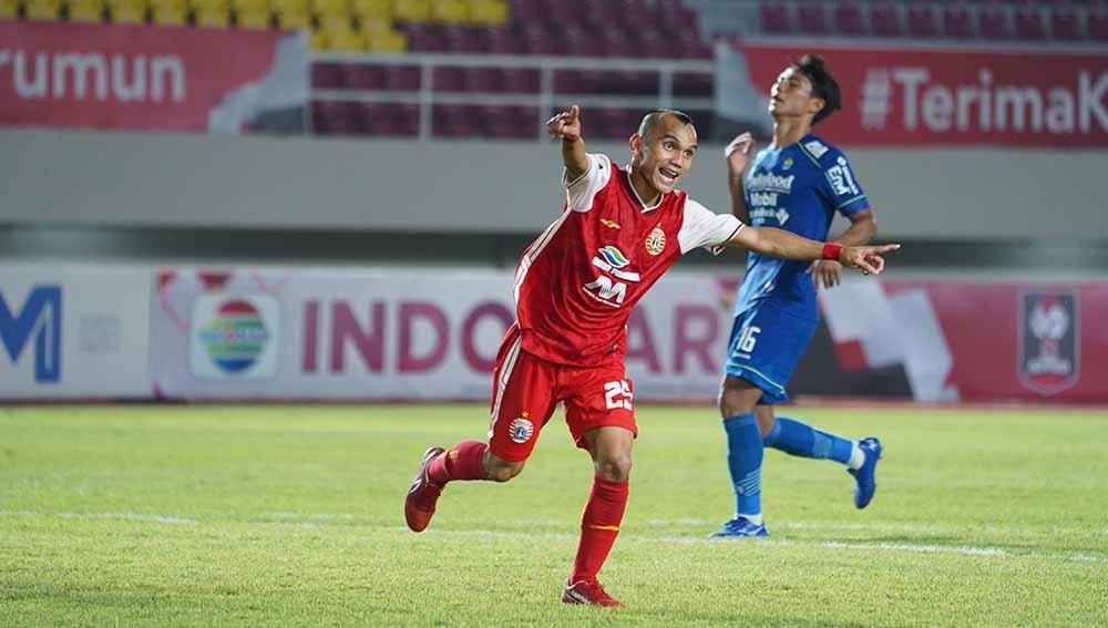 Selebrasi Riko Simanjuntak usai mencetak gol kedua ke gawang Persib Bandung pada leg kedua final Piala Menpora 2021 di Stadion Manahan Solo, Minggu (25/04/21).