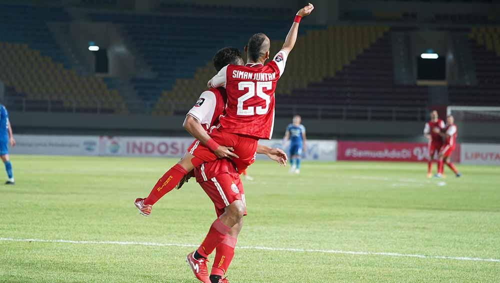 Selebrasi Riko Simanjuntak dengan Osvaldo Haay atas gol kedua Persija ke gawang Persib pada leg kedua final Piala Menpora 2021 di Stadion Manahan Solo, Minggu (25/04/21).
