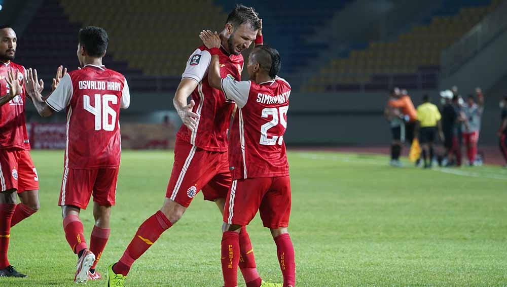 Selebrasi Marco Motta dengan Riko Simanjuntak atas gol kedua Persija ke gawang Persib pada leg kedua final Piala Menpora 2021 di Stadion Manahan Solo, Minggu (25/04/21).