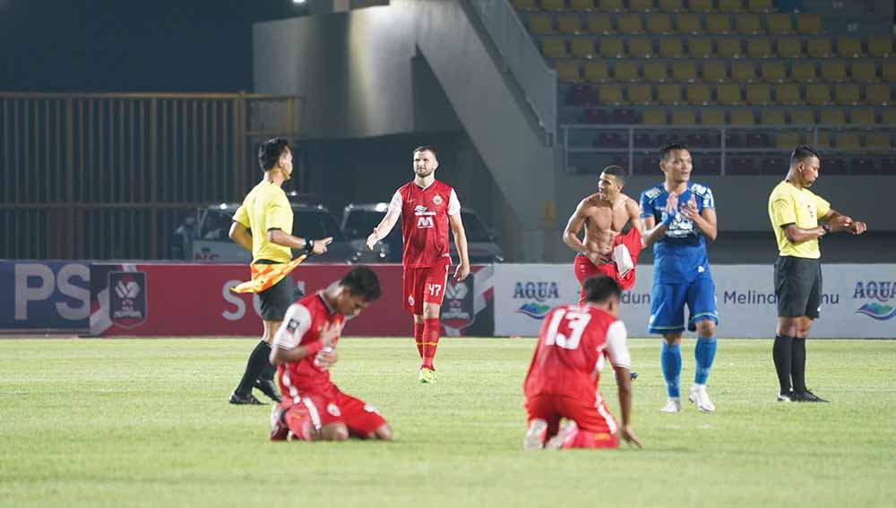 Rasa syukur para pemain Persija usai mengalahkan Persib 2-1 pada leg kedua final Piala Menpora 2021 di Stadion Manahan Solo, Minggu (25/04/21).
