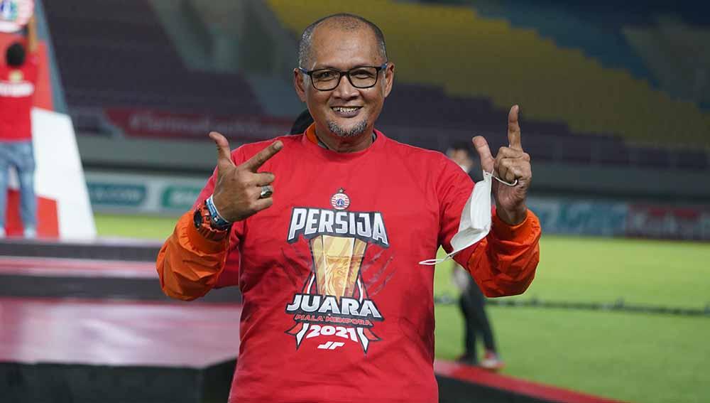 Pelatih Persija Sudirman saat prosesi penyerahan trophy Piala Menpora 2021 kepada Persija Jakarta di Stadion Manahan Solo, Minggu (25/04/21).