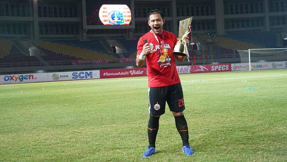 Ekspresi bahagia kiper Persija Andritany Ardhiyasa dengan trophy Piala Menpora 2021 di Stadion Manahan Solo, Minggu (25/04/21).