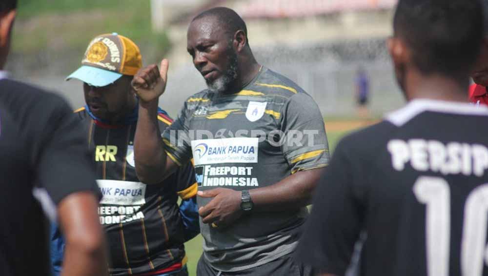 Pelatih klub Liga 1 Persipura Jayapura, Jacksen Tiago membeberkan satu dari dua pemain asing yang ditunggu-tunggu Persipura akan segera merapat.