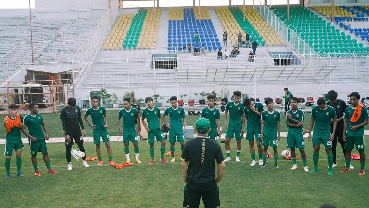 Pelatih Aji Santoso memimpin latihan Persebaya Surabaya di Stadion Gelora 10 November menjelang laga Liga 1.