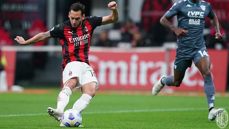 Hakan Calhanoglu mencetak gol di Laga Serie A Italia antara AC Milan vs Benevento Copyright: Twitter @acmilan