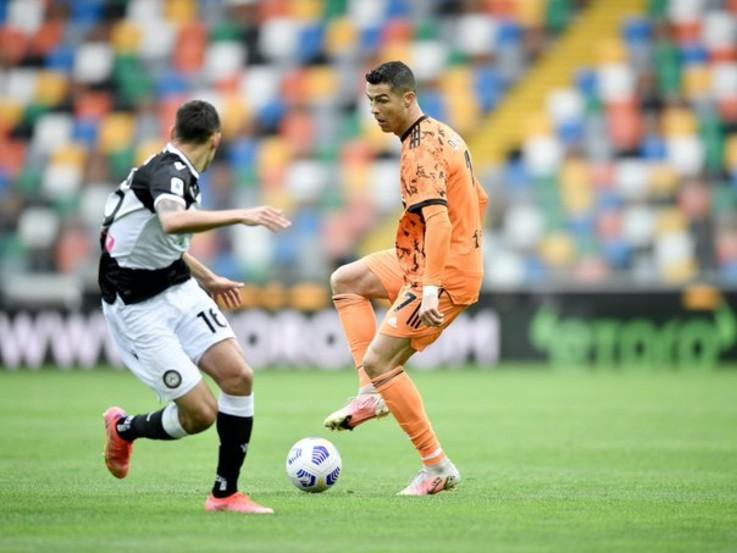 Cristiano Ronaldo (Juventus) sedang mencoba melewati hadangan pemain Udinese Copyright: Twitter @juventusfc