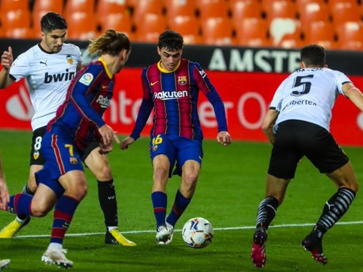 Para pemain Barcelona sedang membongkar pertahanan Valencia Copyright: Twitter @FCBarcelona
