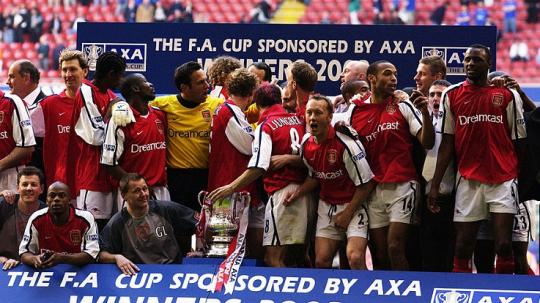 Ekspresi suka cita skuat Arsenal dalam seremoni juara Piala FA, 4 Mei 2002.