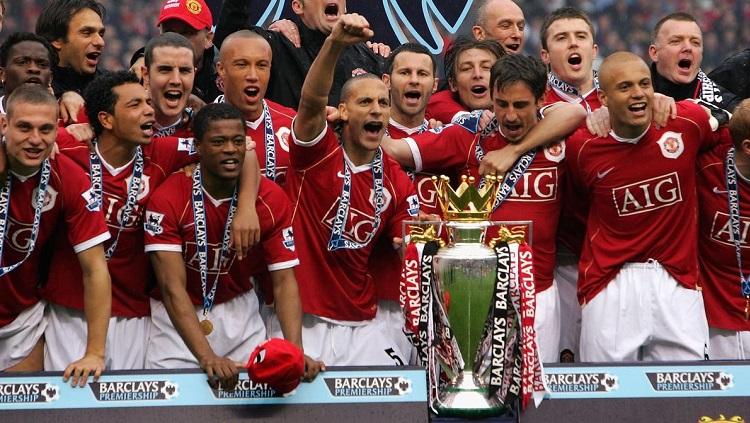 Skuat Manchester United berpesta merayakan titel juara Liga Inggris 2006-2007. - INDOSPORT