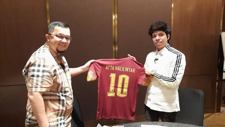 Presiden Sriwijaya FC, Hendri Zainuddin, memberikan jersey kepada Atta Halilintar.