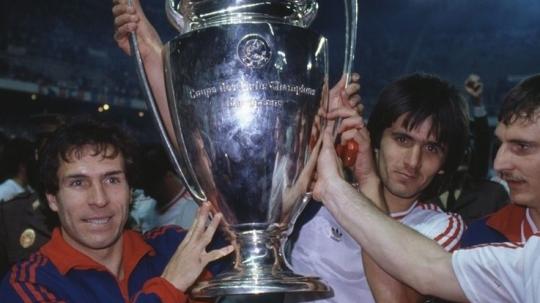Steaua Bucuresti membawa pulang trofi Piala Champions usai mengalahkan Barcelona di final, 7 Mei 1986.