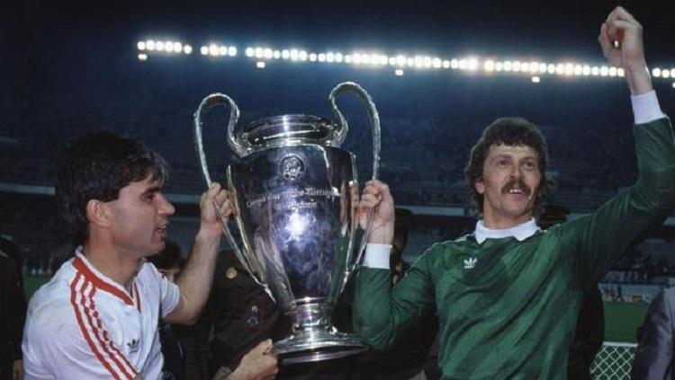 Steaua Bucuresti membawa pulang trofi Piala Champions usai mengalahkan Barcelona di final, 7 Mei 1986.