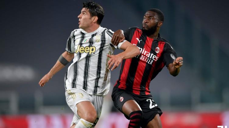 Federico Chiesa (Juventus) mendapat pengawalan ketat dari Fikayo Tomori (AC Milan) Copyright: Twitter @juventusfc