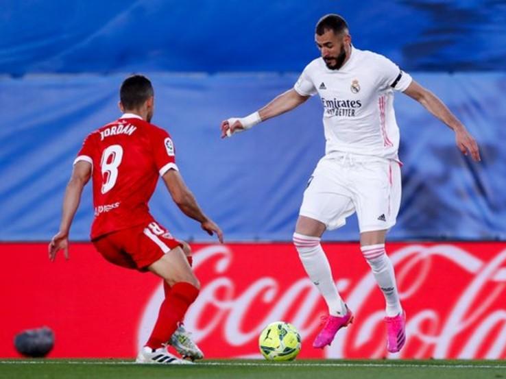 Karim Benzema (Real Madrid) sedang mencoba untuk melewati hadangan Joan Jordan (Sevilla) Copyright: Twitter @realmadrid
