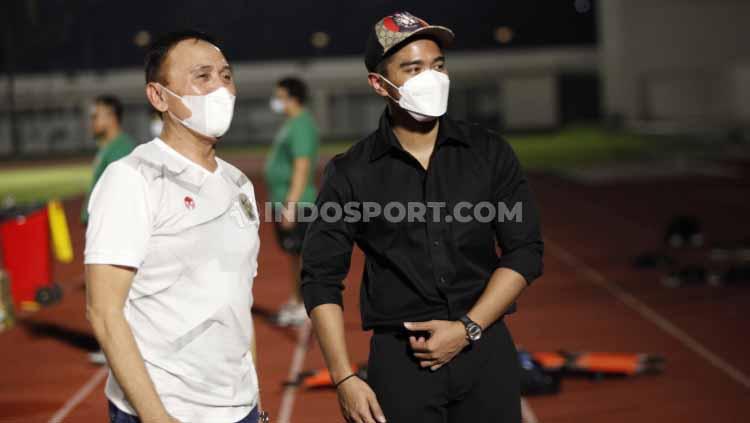 Kaesang Pangarep didampingi Ketum PSSI Mochamad Irawan mengunjungi TC Timnas Indonesia Senior di Stadion Madya Senayan, Selasa (11/05/21).
