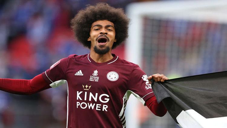 Pemain Leicester City, Hamza Choudhury, memegang bendera Palestina usai timnya mengalahkan Chelsea di partai final Piala FA, Sabtu (15/05/21).